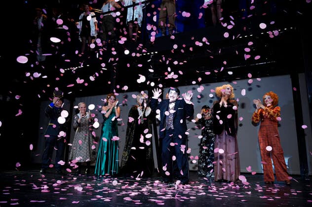 Katharina Thalbach und Ensemble-Mitglieder bei der Verleihung des Publikumspreises Goldener Vorhang an Katharina Thalbach nach der Vorstellung des Theaterstücks Mord im Orient-Expess in der Komödie am Kurfürstendamm im Schiller Theater. Berlin, 11.09.2022