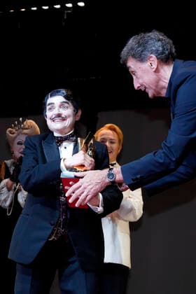 Katharina Thalbach und Ensemble-Mitglieder bei der Verleihung des Publikumspreises Goldener Vorhang an Katharina Thalbach nach der Vorstellung des Theaterstücks Mord im Orient-Expess in der Komödie am Kurfürstendamm im Schiller Theater. Berlin, 11.09.2022
