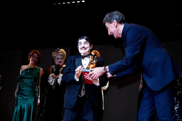 Katharina Thalbach und Ensemble-Mitglieder bei der Verleihung des Publikumspreises Goldener Vorhang an Katharina Thalbach nach der Vorstellung des Theaterstücks Mord im Orient-Expess in der Komödie am Kurfürstendamm im Schiller Theater. Berlin, 11.09.2022