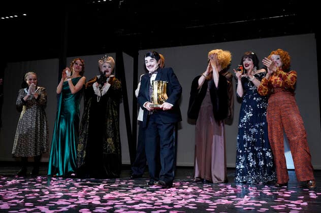 Katharina Thalbach und Ensemble-Mitglieder bei der Verleihung des Publikumspreises Goldener Vorhang an Katharina Thalbach nach der Vorstellung des Theaterstücks Mord im Orient-Expess in der Komödie am Kurfürstendamm im Schiller Theater. Berlin, 11.09.2022