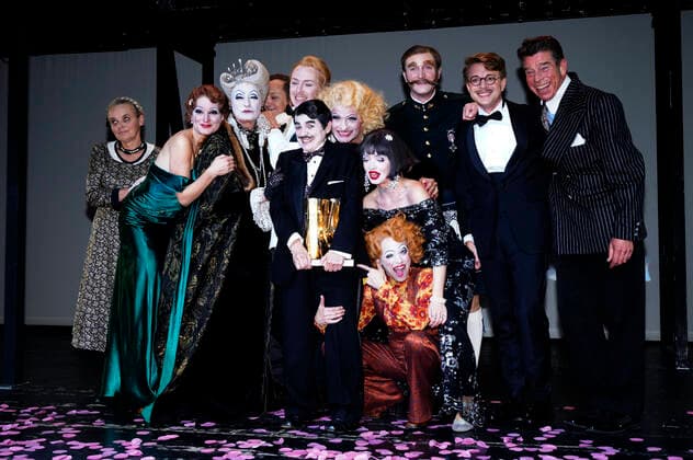 Katharina Thalbach und Ensemble-Mitglieder bei der Verleihung des Publikumspreises Goldener Vorhang an Katharina Thalbach nach der Vorstellung des Theaterstücks Mord im Orient-Expess in der Komödie am Kurfürstendamm im Schiller Theater. Berlin, 11.09.2022