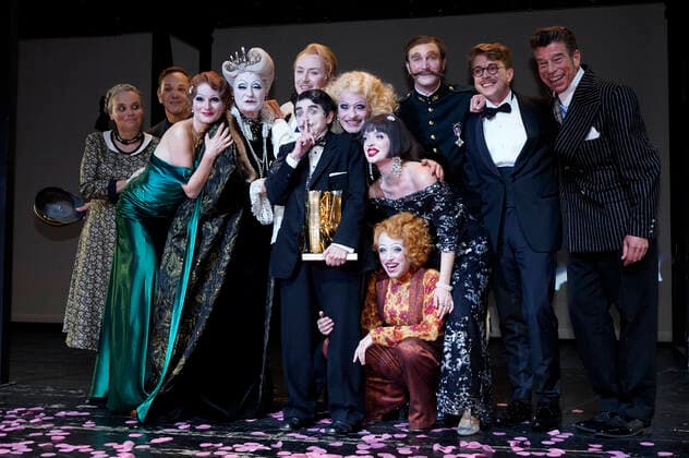 Katharina Thalbach und Ensemble-Mitglieder bei der Verleihung des Publikumspreises Goldener Vorhang an Katharina Thalbach nach der Vorstellung des Theaterstücks Mord im Orient-Expess in der Komödie am Kurfürstendamm im Schiller Theater. Berlin, 11.09.2022