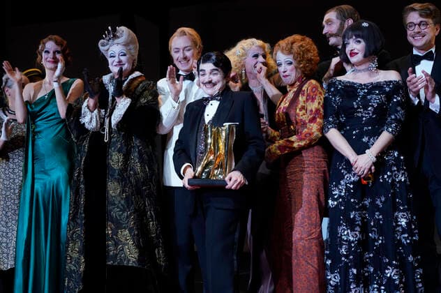 Katharina Thalbach und Ensemble-Mitglieder bei der Verleihung des Publikumspreises Goldener Vorhang an Katharina Thalbach nach der Vorstellung des Theaterstücks Mord im Orient-Expess in der Komödie am Kurfürstendamm im Schiller Theater. Berlin, 11.09.2022