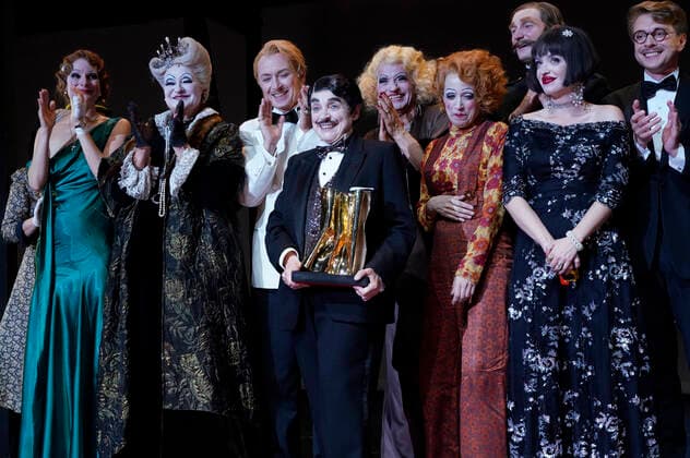 Katharina Thalbach und Ensemble-Mitglieder bei der Verleihung des Publikumspreises Goldener Vorhang an Katharina Thalbach nach der Vorstellung des Theaterstücks Mord im Orient-Expess in der Komödie am Kurfürstendamm im Schiller Theater. Berlin, 11.09.2022