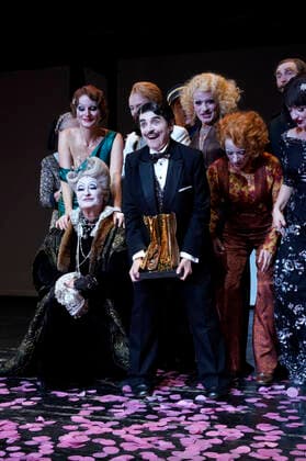 Katharina Thalbach und Ensemble-Mitglieder bei der Verleihung des Publikumspreises Goldener Vorhang an Katharina Thalbach nach der Vorstellung des Theaterstücks Mord im Orient-Expess in der Komödie am Kurfürstendamm im Schiller Theater. Berlin, 11.09.2022