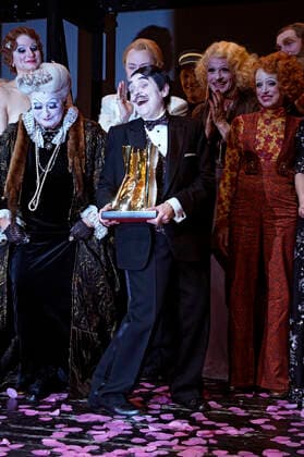 Katharina Thalbach und Ensemble-Mitglieder bei der Verleihung des Publikumspreises Goldener Vorhang an Katharina Thalbach nach der Vorstellung des Theaterstücks Mord im Orient-Expess in der Komödie am Kurfürstendamm im Schiller Theater. Berlin, 11.09.2022