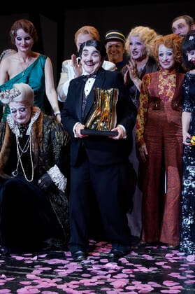 Katharina Thalbach und Ensemble-Mitglieder bei der Verleihung des Publikumspreises Goldener Vorhang an Katharina Thalbach nach der Vorstellung des Theaterstücks Mord im Orient-Expess in der Komödie am Kurfürstendamm im Schiller Theater. Berlin, 11.09.2022