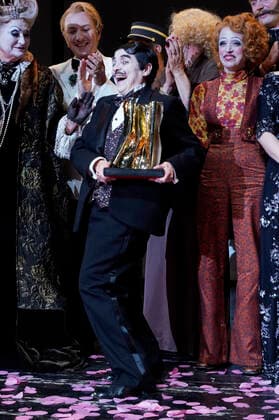 Katharina Thalbach und Ensemble-Mitglieder bei der Verleihung des Publikumspreises Goldener Vorhang an Katharina Thalbach nach der Vorstellung des Theaterstücks Mord im Orient-Expess in der Komödie am Kurfürstendamm im Schiller Theater. Berlin, 11.09.2022