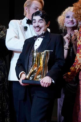 Katharina Thalbach und Ensemble-Mitglieder bei der Verleihung des Publikumspreises Goldener Vorhang an Katharina Thalbach nach der Vorstellung des Theaterstücks Mord im Orient-Expess in der Komödie am Kurfürstendamm im Schiller Theater. Berlin, 11.09.2022