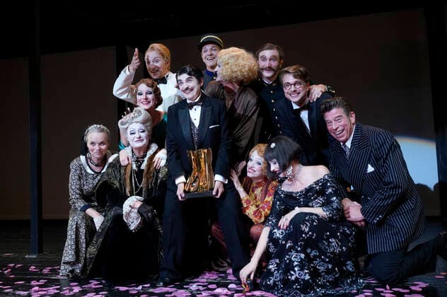 Katharina Thalbach und Ensemble-Mitglieder bei der Verleihung des Publikumspreises Goldener Vorhang an Katharina Thalbach nach der Vorstellung des Theaterstücks Mord im Orient-Expess in der Komödie am Kurfürstendamm im Schiller Theater. Berlin, 11.09.2022
