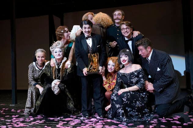 Katharina Thalbach und Ensemble-Mitglieder bei der Verleihung des Publikumspreises Goldener Vorhang an Katharina Thalbach nach der Vorstellung des Theaterstücks Mord im Orient-Expess in der Komödie am Kurfürstendamm im Schiller Theater. Berlin, 11.09.2022