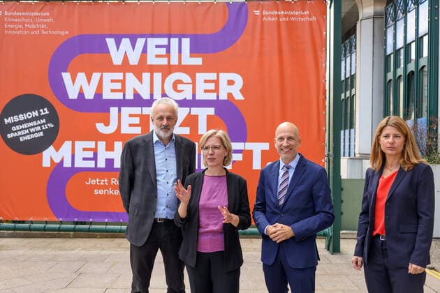 News Bilder des Tages 20220912 Praesentation der Energiesparkampagne der Bundesregierung WIEN, OESTERREICH - SEPTEMBER 12: Geschaeftsfuehrer Franz Angerer (Oesterreichischen Energieagentur), Bundesministerin fuer Klimaschutz, Umwelt, Energie, Mobilitaet, Innovation und Technologie Leonore Gewessler (die GUeNEN), Bundesminister fuer Arbeit und Wirtschaft Martin Kocher und Generalsekretaerin Barbara Schmidt (Oesterreichs Energie) bei Praesentation - der Energiesparkampagne der Bundesregierung bei Bundesministerium fuer Klimaschutz, Umwelt, Energie, Mobilitaet, Innovation und Technologie am 12. September 2022 in Wien, Oesterreich. 220912_SEPA_10_032 Copyright: xMichaelxIndrax SEPAxMedia