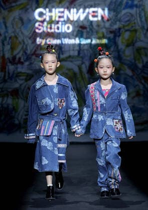 Entertainment Bilder des Tages (220912) -- BEIJING, Sept. 12, 2022 -- Models present creations by designer Chen Wen during the CHENWEN Studio fashion show of China Fashion Week S S 2023 in Beijing, capital of China, Sept. 12, 2022. ) CHINA-BEIJING-FASHION WEEK (CN) ChenxJianli 