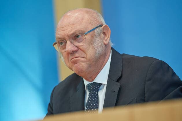 Pressekonferenz am 12.09.2022 zur Studie: Hartz-Plus zur Wirkung von Sanktionen sowie Vorstellung von Handlungsempfehlungen fuer ein Buergergeld in Berlin. (Foto: Ulrich Schneider, Hauptgeschaeftsfuehrer der Paritaetische Gesamtverband) Die Sanktionen im Hartz-IV-System bringen nicht mehr Menschen wieder in Arbeit, sondern belasten die Langzeitarbeitslosen zusaetzlich. Zu diesem Ergebnis kommt die erste Langzeit-Untersuchung ueber die Auswirkungen von Leistungskuerzungen, die am Montag in Berlin vorgestellt wurde. Die Menschen fuehlen sich der Untersuchung zufolge zusaetzlich stigmatisiert statt motiviert, ihre Arbeitssuche zu verstaerken. Damit verfehlten die Sanktionen ihr Ziel, lautet das Fazit der vom Berliner Institut fuer empirische Copyright: epd-bild ChristianxDitsch EDITORIAL USE ONLY