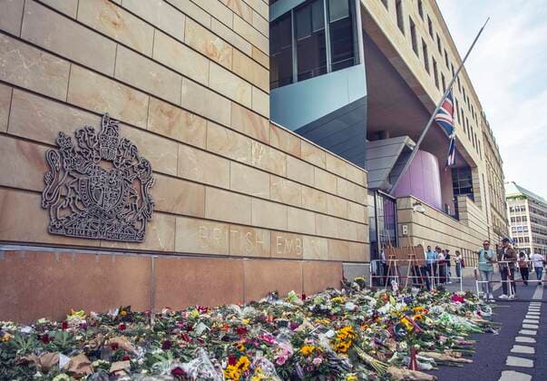 News Bilder des Tages 12 . 09 . 2022 , Berlin Mitte : Blumen vor der britischen Botschaft in Berlin - Anteilnahme am Tod von Königin Elisabeth II . , Queen von England . *** 12 09 2022 , Berlin Mitte flowers in front of the British Embassy in Berlin sympathy for the death of Queen Elizabeth II , Queen of England