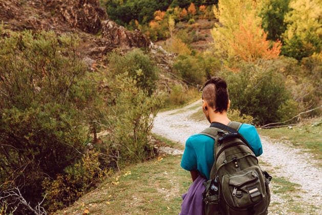 IMAGO Creative: 2022 Favoriten IMAGO Creative: Welttourismustag am 27. September Back view of calm young lady in casual wear and breathing fresh air traveling in autumnal forest, Model released AlbertoMenendez_HayedoArgovejo_115 Copyright: xAlbertoxMenendezx MR