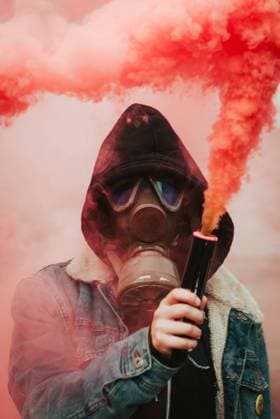 Creative Highlights Symbolbilder Person in gas mask and hood keeping bomb with pink fume in raised hand in countryside, Model released, Property released AlbertoMenendez_SmokeBomb_9 Copyright: xAlbertoxMenendezzx MR