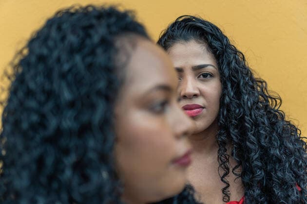 Creative Highlights Symbolbilder Young ethnic woman against friend with long dark hair and brown eyes on yellow background, Model released HectorPertuz_FemaleMillennial_28 Copyright: xHectorxPertuzx MR