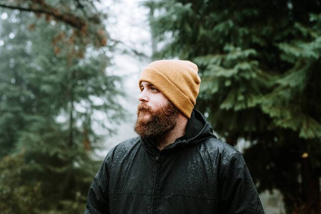 IMAGO Creative: UN Welt-Habitat-Tag am 3. Oktober Bearded guy in coat and hat near fir trees, Model released LeireUnzueta_BorjaBasqueCountryForest_13 Copyright: xLeirexUnzuetax MR