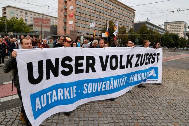 News Bilder des Tages Sachsen, Protest von Impfgegnern in Chemnitz Montagsspaziergang 12.09.2022, Chemnitz, Impfgegner,Spaziergang von Chemnitz steht auf Am Montag spazierten gegen 18.00 Uhr etwa 5000 Impfgegner in Chemnitz, um für eine freie Impfentscheidung und die Abschaffung aller Corona- Maßnahmen zu demonstrieren. Forderungen nach Frieden und gegen Staatsjournalismus der ARD und ZDF, sowie dem Rücktritt der gesamten Bundesregierung wurden gestellt. Die Polizei war mit Einsatzkräften vor Ort und begleitete den Demonstrationszug. Chemnitz Sachsen BRD *** Monday walk 12 09 2022, Chemnitz, vaccination opponents,walk of Chemnitz stands up On Monday walked about 18 00 clock about 5000 vaccination opponents in Chemnitz to demonstrate for a free vaccination decision and the abolition of all Corona