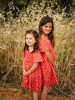 Creative Highlights Symbolbilder Adorable cute girls in red dresses standing and smiling at camera in field against high grass in summer day, Model released PatriciaBecaroto_LittleGirlsMarbella_28 Copyright: xPatriciaxBecarotox MR