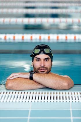 Creative Highlights Symbolbilder Sportsman in swimming cap and goggles looking at camera from pool while resting on on blurred background, Model released SergioVictorVega_MaiquelSwimmer_20 Copyright: xSergioxVictorxVegax MR