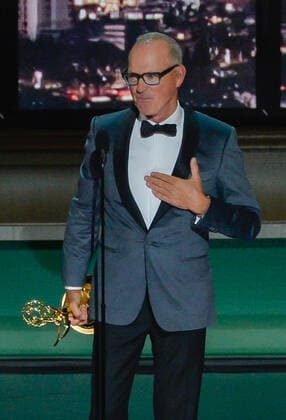Entertainment Bilder des Tages Michael Keaton accepts the Outstanding Lead Actor in a Limited or Anthology Series or Movie award for Dopesick onstage during the 74th annual Primetime Emmy Awards at the Microsoft Theater in Los Angeles on Monday, September 12, 2022.  LAP20220912025a MIKExGOULDING