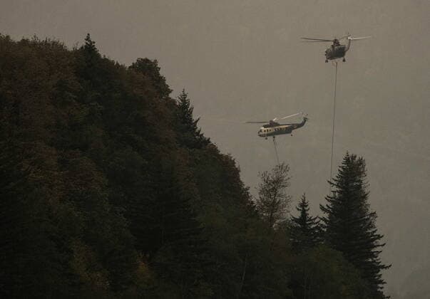 September 12, 2022, HOPE, BC, CANADA: Helicopters with water buckets battle the Flood Falls Trail wildfire, in Hope, B.C., Monday, Sept. 12, 2022. HOPE CANADA  - ZUMAc35_ 20220912_zaf_c35_211 Copyright: xDarrylxDyckx