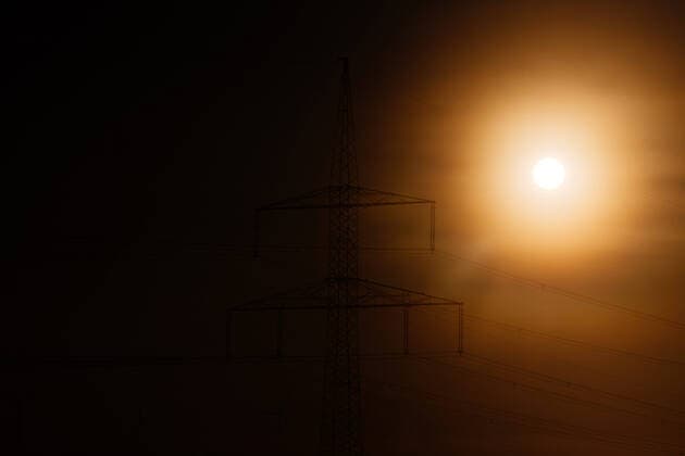 Kleinrettbach , 120922 , Freileitungsmast im Sonnenaufgang Im Bild: Freileitungsmast im Sonnenaufgang auf einem Feld in Kleinrettbach *** Kleinrettbach , 120922 , Overhead line mast in sunrise In the picture overhead line mast in sunrise on a field in Kleinrettbach