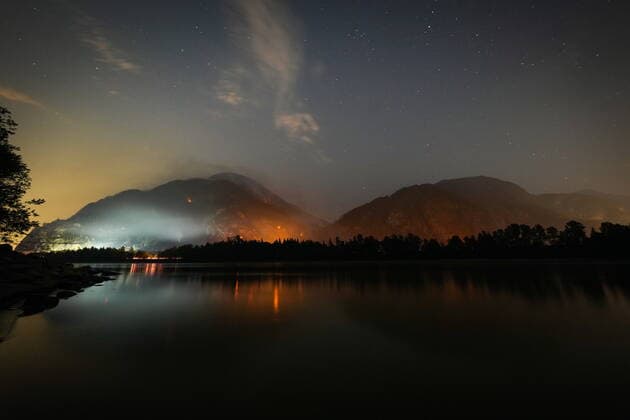 News Bilder des Tages September 12, 2022, HOPE, BC, CANADA: The Flood Falls Trail wildfire burns above the Fraser River in Hope, B.C., Monday, Sept. 12, 2022. HOPE CANADA  - ZUMAc35_ 20220912_zaf_c35_216 Copyright: xDarrylxDyckx