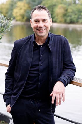 Sebastian Fitzek beim Photocall zur Prime Video Jahrespräsentation Primevideo Presents Die Therapie im Spindler & Klatt. Berlin, 12.09.2022