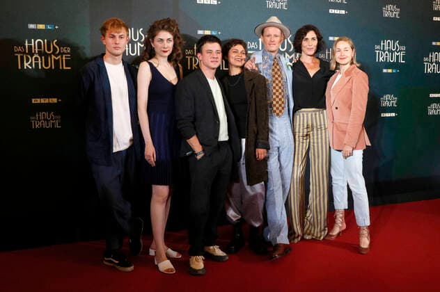 Entertainment Bilder des Tages Ludwig Simon, Amy Benkenstein, Paul Zichner, Naemi Florez, Alexander Scheer, Nina Kunzendorf und Valery Tscheplanowa bei der Premiere der RTL+ TV-Serie Das Haus der Träume im Kino International. Berlin, 12.09.2022 *** Ludwig Simon, Amy Benkenstein, Paul Zichner, Naemi Florez, Alexander Scheer, Nina Kunzendorf and Valery Cheplanova at the premiere of the RTL TV series Das Haus der Träume at Kino International Berlin, 12 09 2022 Foto:xA.xBuggex xFuturexImage