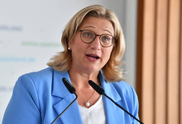 Saarlands Ministerpräsidentin Anke Rehlinger bei einer Rede zur Verleihung des Bundesverdienstkreuzes am Montag den (12.09.2022) in der Saarbrücker Staatskanzlei.