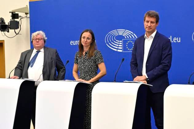 Reinhard Bütikofer, Saskia Bricmont und Yannick Jadot bei einer Pressekonferenz der Fraktion Grünen EFA zum EU-Verbot von Produkten, die durch Zwangsarbeit hergestellt werden im Euröpäischen Parlament. Das Verbot ist vor allem eine indirekte Kampfansage an China. Straßburg, 12.09.2022 *** Reinhard Bütikofer, Saskia Bricmont and Yannick Jadot at a press conference of the Green Group EFA on the EU ban on products produced by forced labor in the European Parliament The ban is above all an indirect declaration of war on China Strasbourg, 12 09 2022 Foto:xD.xAnoraganingrumx xFuturexImage