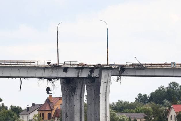 KHERSON, UKRAINE - SEPTEMBER 13, 2022: A view of the Antonivka Road Bridge across the Dnieper River that connects the city of Kherson to the left bank area. The Armed Forces of Ukraine carried out missile strikes on the bridge on July 19 and 20. The Russian Armed Forces are carrying out a special military operation in Ukraine in response to requests from the leaders of the Donetsk People s Republic and Lugansk People s Republic for assistance. Sergei Malgavko TASS  TS1423BE