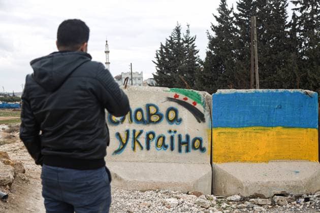 News Bilder des Tages September 13, 2022, Al-Bab, Syria: Syrians stand in solidarity with Ukraine by painting a mural in the middle of one of the main roads in the liberated city of Al-Bab north of Aleppo. Al-Bab Syria - ZUMAs197 20220913_zaa_s197_038 Copyright: xOmarxAlbamx