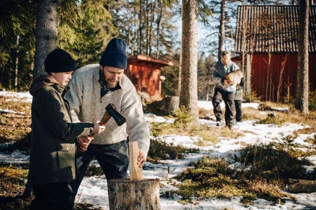 IMAGO Creative: Business - Work-Life Balance Father teaching son to cut log with axe in forest during winter Sweden, Stockholm, model released Copyright: xMaskot,xMaskotxBildbyraxABx , MA94859 MA94859