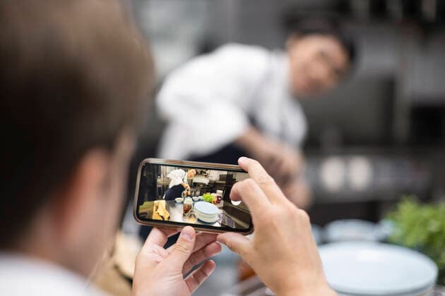 Chef photographing colleague preparing food in restaurant Sweden, Stockholm, model released, property released Copyright: xMaskot,xMaskotxBildbyraxABx , MA94951 MA94951