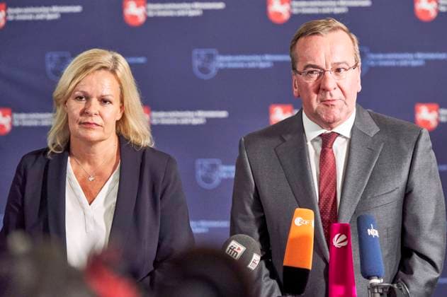 News Bilder des Tages Boris Pistorius und Nancy Faeser bei der A-Innenministerkonferenz der SPD-geführten Innenressorts im Alten Rathaus. Hannover, 13.09.2022 *** Boris Pistorius and Nancy Faeser at the A Conference of Interior Ministers of the SPD-led Interior Ministries in the Old Town Hall Hanover, 13 09 2022 Foto:xU.xStammx xFuturexImage
