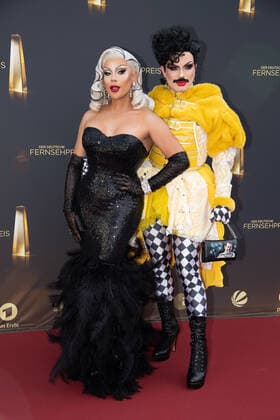 v.l. Boris ENVY PERU ESCOBAR und Tim BAMBI MERCURY KNAAK, Roter Teppich, Red Carpet Show, Ankunft, arrival, Verleihung des Deutschen Fernsehpreises, Die Nacht der Kreativen - Der Deutsche Fernsehpreis 2022, Deutscher Fernsehpreis 2022 in Koeln, am 13.09.2022.
