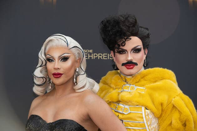 v.l. Boris ENVY PERU ESCOBAR und Tim BAMBI MERCURY KNAAK, Roter Teppich, Red Carpet Show, Ankunft, arrival, Verleihung des Deutschen Fernsehpreises, Die Nacht der Kreativen - Der Deutsche Fernsehpreis 2022, Deutscher Fernsehpreis 2022 in Koeln, am 13.09.2022.