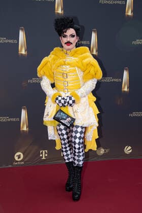 Tim BAMBI MERCURY KNAAK, Roter Teppich, Red Carpet Show, Ankunft, arrival, Verleihung des Deutschen Fernsehpreises, Die Nacht der Kreativen - Der Deutsche Fernsehpreis 2022, Deutscher Fernsehpreis 2022 in Koeln, am 13.09.2022.