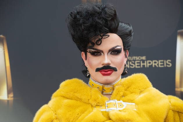 Tim BAMBI MERCURY KNAAK, Roter Teppich, Red Carpet Show, Ankunft, arrival, Verleihung des Deutschen Fernsehpreises, Die Nacht der Kreativen - Der Deutsche Fernsehpreis 2022, Deutscher Fernsehpreis 2022 in Koeln, am 13.09.2022.