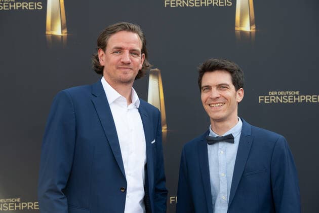 v.l. Andreas BALTSCHUN, Begleiter nicht identifiziert Roter Teppich, Red Carpet Show, Ankunft, arrival, Verleihung des Deutschen Fernsehpreises, Die Nacht der Kreativen - Der Deutsche Fernsehpreis 2022, Deutscher Fernsehpreis 2022 in Koeln, am 13.09.2022.