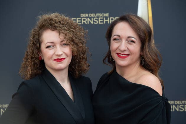 Janine DAUTERICH und Luise DAUTERICH, Roter Teppich, Red Carpet Show, Ankunft, arrival, Verleihung des Deutschen Fernsehpreises, Die Nacht der Kreativen - Der Deutsche Fernsehpreis 2022, Deutscher Fernsehpreis 2022 in Koeln, am 13.09.2022.