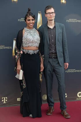 Matthias PETSCHE, Begleiterin nicht identifiziert Roter Teppich, Red Carpet Show, Ankunft, arrival, Verleihung des Deutschen Fernsehpreises, Die Nacht der Kreativen - Der Deutsche Fernsehpreis 2022, Deutscher Fernsehpreis 2022 in Koeln, am 13.09.2022.