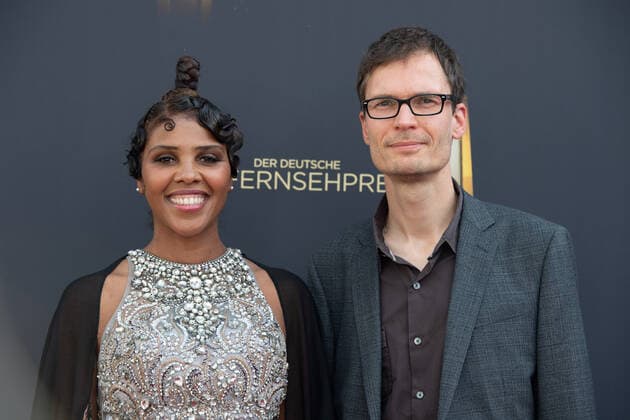 Matthias PETSCHE, Begleiterin nicht identifiziert Roter Teppich, Red Carpet Show, Ankunft, arrival, Verleihung des Deutschen Fernsehpreises, Die Nacht der Kreativen - Der Deutsche Fernsehpreis 2022, Deutscher Fernsehpreis 2022 in Koeln, am 13.09.2022.