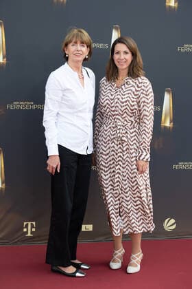 Henriette REKER, Oberbuergermeisterin vvon Koeln, mit ihrer Bueroleiterin Alexandra KAROLI, Roter Teppich, Red Carpet Show, Ankunft, arrival, Verleihung des Deutschen Fernsehpreises, Die Nacht der Kreativen - Der Deutsche Fernsehpreis 2022, Deutscher Fernsehpreis 2022 in Koeln, am 13.09.2022.
