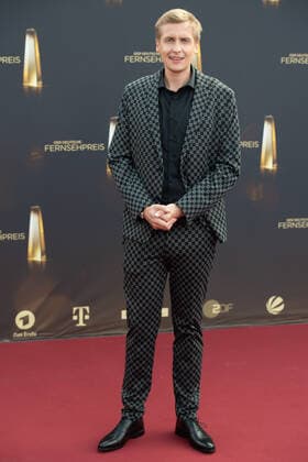 Till REINERS, Comedian, Roter Teppich, Red Carpet Show, Ankunft, arrival, Verleihung des Deutschen Fernsehpreises, Die Nacht der Kreativen - Der Deutsche Fernsehpreis 2022, Deutscher Fernsehpreis 2022 in Koeln, am 13.09.2022.