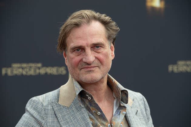 Jerome LATOUR, Ausstattung, Roter Teppich, Red Carpet Show, Ankunft, arrival, Verleihung des Deutschen Fernsehpreises, Die Nacht der Kreativen - Der Deutsche Fernsehpreis 2022, Deutscher Fernsehpreis 2022 in Koeln, am 13.09.2022.